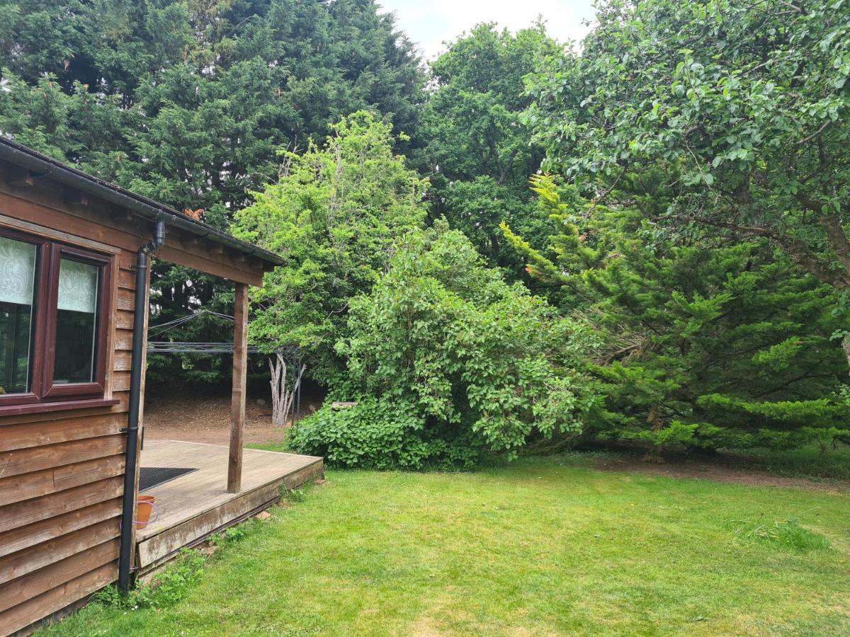 The Reading Whole Chalet With Lake And Two Acre Gardens Ngoại thất bức ảnh