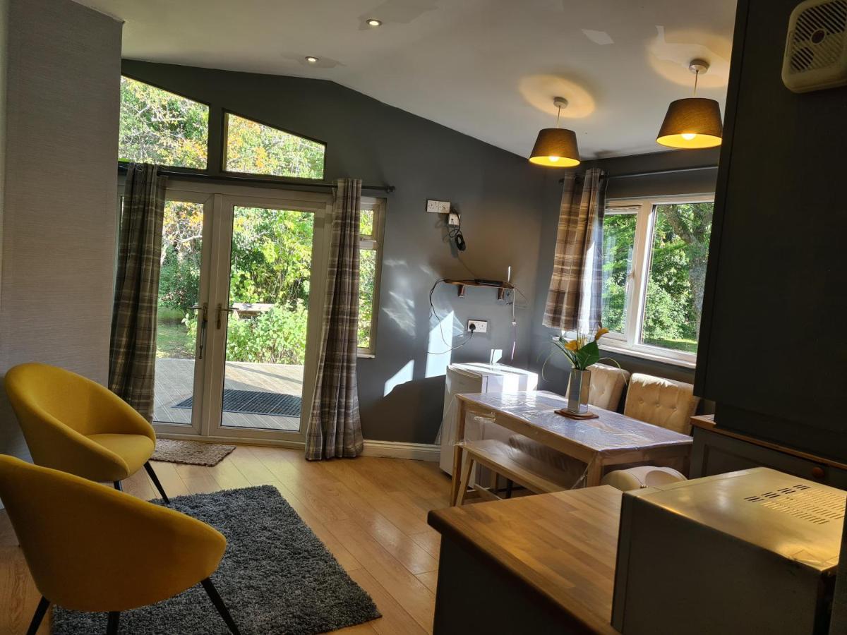 The Reading Whole Chalet With Lake And Two Acre Gardens Ngoại thất bức ảnh
