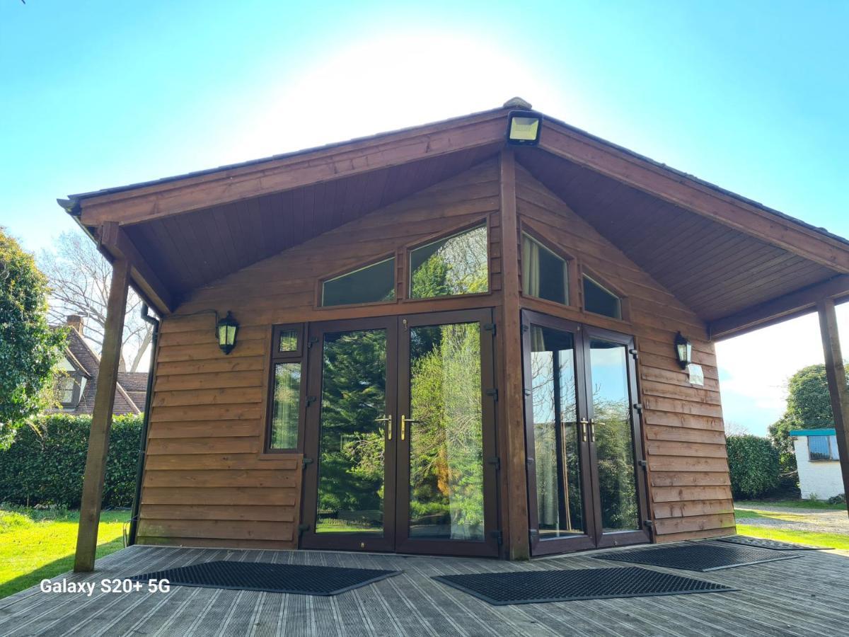 The Reading Whole Chalet With Lake And Two Acre Gardens Ngoại thất bức ảnh