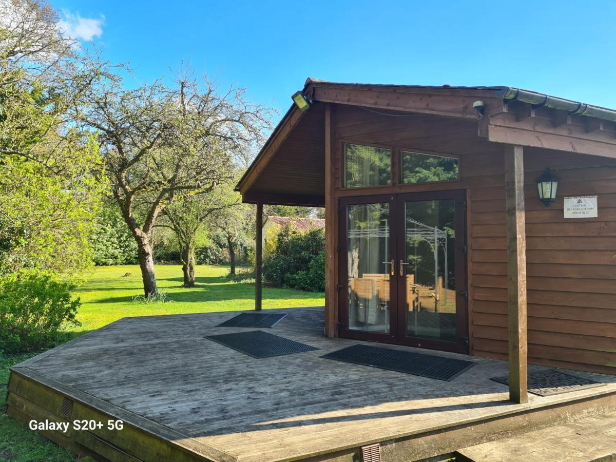 The Reading Whole Chalet With Lake And Two Acre Gardens Ngoại thất bức ảnh